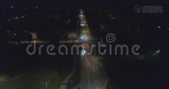 摄像机跟随汽车，在晚上的路上。 空中镜头。视频