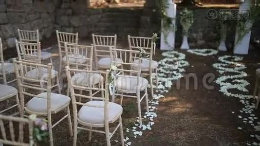 婚礼上的椅子。 以鲜花装饰视频