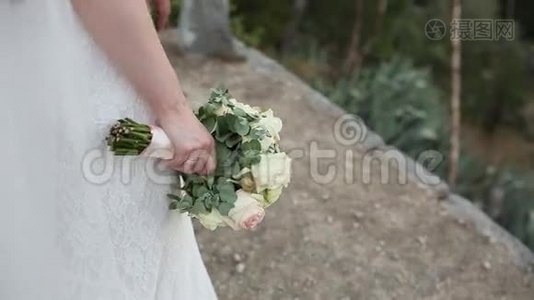 新娘手中的桉树玫瑰花束视频