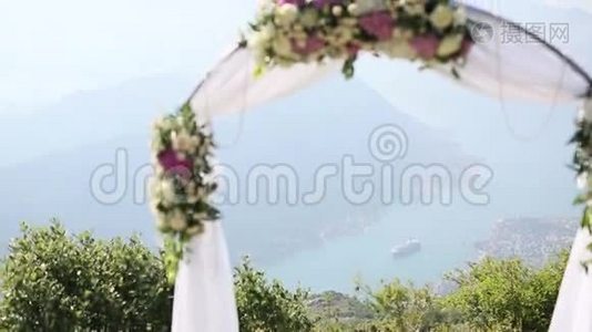 山里的婚礼。 婚礼拱门的仪式视频