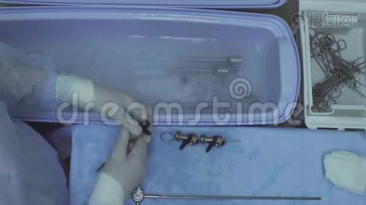外科护士冲洗医疗器械.视频