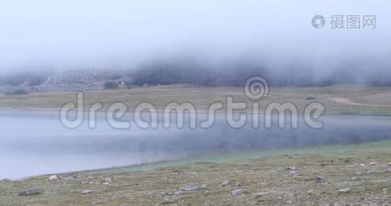 美丽神秘的黑湖，杜米特国家公园.. 黑山视频