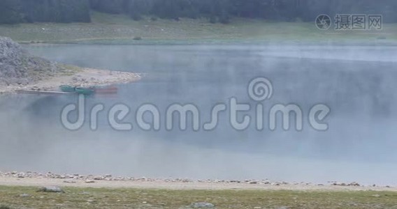 美丽神秘的黑湖，杜米特国家公园.. 黑山视频