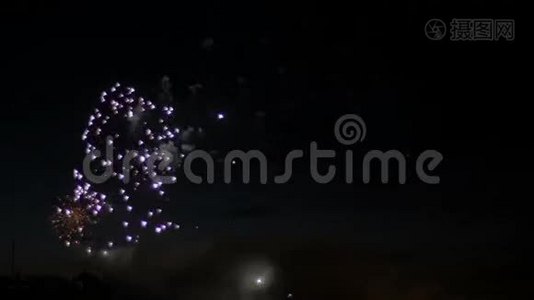 夜空中五彩缤纷的烟花.. 假日。视频