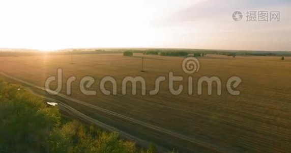 超高清4K鸟瞰图.. 空中飞越黄麦田园视频