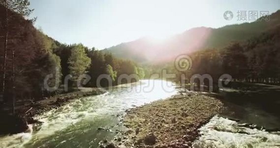 4kUHD鸟瞰图。 在阳光明媚的夏天早晨，低飞过新鲜寒冷的山河。视频