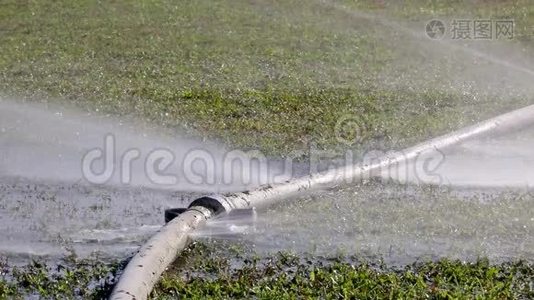 水管上的洞漏水视频