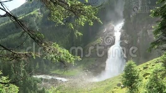 奥地利萨尔茨堡州平茨高的克里姆瀑布。 欧洲阿尔卑斯山视频