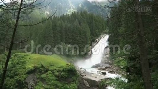 奥地利萨尔茨堡州平茨高的克里姆瀑布。 欧洲阿尔卑斯山。视频