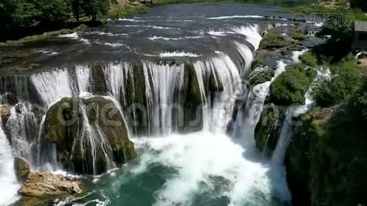 河上峡谷和瀑布的空中景观视频