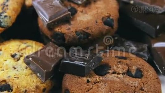 带巧克力和牛奶和黑巧克力的碎饼干视频