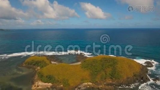 带热带岛屿、海滩、岩石和波浪的海景。 菲律宾卡坦杜内斯。视频