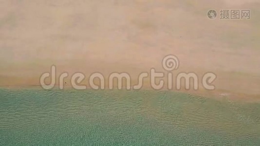 沙滩上的空中观景小波浪视频