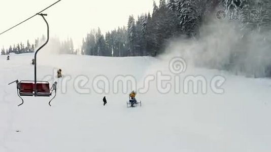 滑雪坡上的雪机枪视频