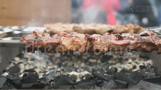 在煤的金属串上烹制猪肉视频