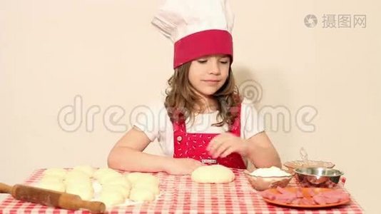 小女孩用面团做饭视频
