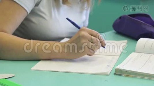 十几岁的孩子在上课时写字视频