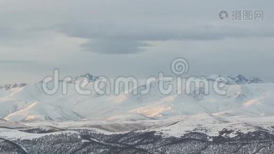 云的形成和运动，直到中高加索山脉陡峭的山坡。视频