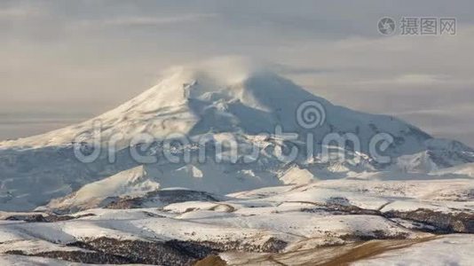 云的形成和运动，直到中高加索山脉陡峭的山坡。视频