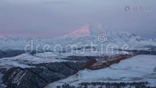 云的形成和运动，直到中高加索山脉陡峭的山坡。视频