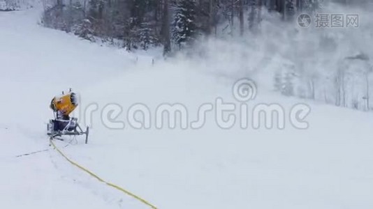 滑雪坡上的雪机枪视频