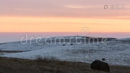 云的形成和运动，直到中高加索山脉陡峭的山坡。视频