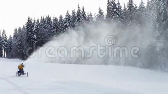 滑雪坡上的雪机枪视频