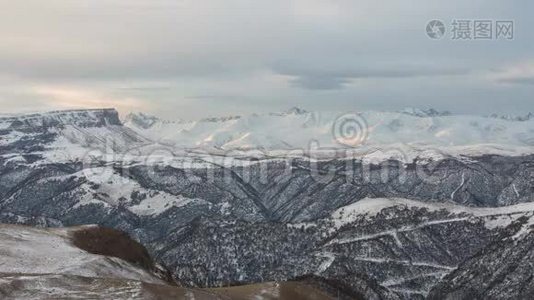 云的形成和运动，直到中高加索山脉陡峭的山坡。视频