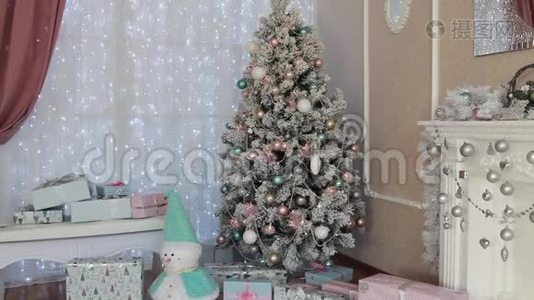 圣诞树在节日的内部视频
