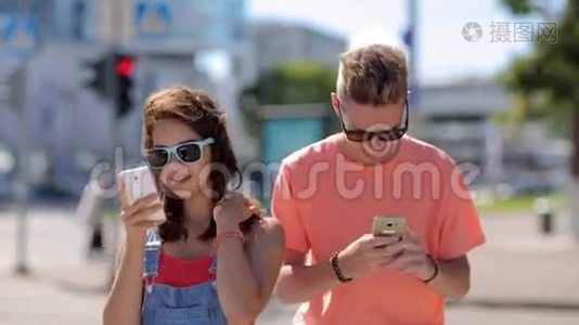 城里有智能手机的快乐少女情侣视频