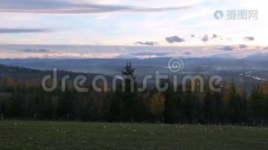 秋天的乡村风景。视频