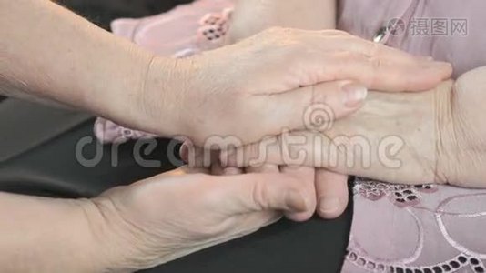 女人握着一双松松垮垮的老女人的手视频
