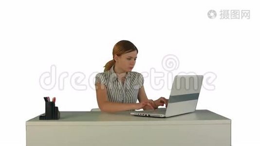 在白色笔记本电脑上工作的女商人视频