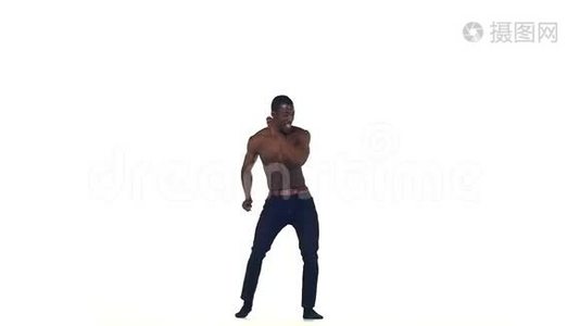 非裔美国男子舞蹈演员，裸身跳舞视频