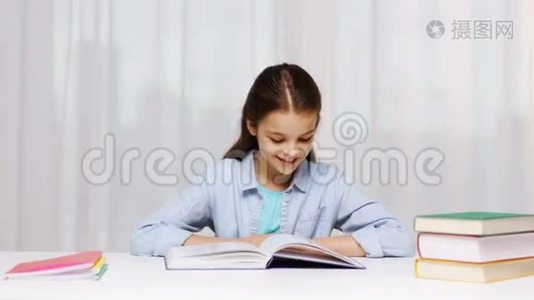 快乐的学校女孩在家读书或课本视频