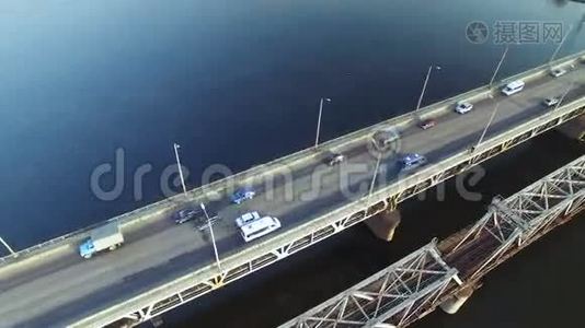 在跨河的桥上飞翔视频
