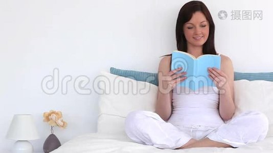 微笑的女人在看书视频