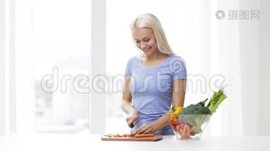 微笑的年轻女子在家切菜视频