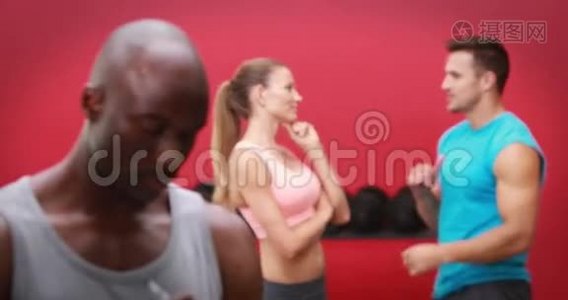 在交叉健身馆的教练对着镜头微笑视频
