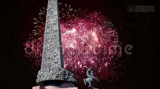 战争纪念碑在胜利公园在波克隆纳亚山和烟花，莫斯科，俄罗斯。视频