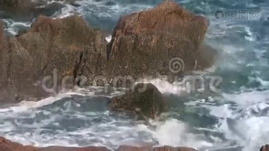 波光粼粼的海面和礁石海岸视频