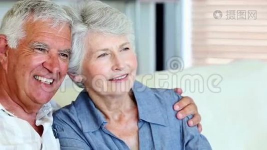 年长夫妇一起微笑视频