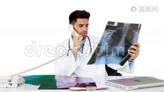 年轻的医生在他的办公桌前工作视频