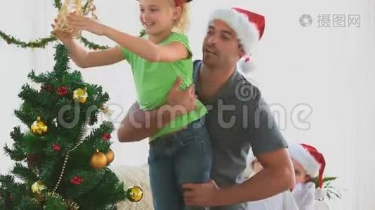 家庭装饰圣诞树视频