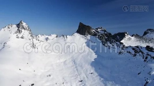 空中的山景。视频