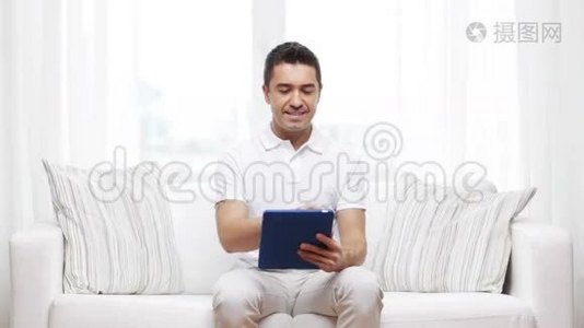 一个在家工作平板电脑的微笑男人视频