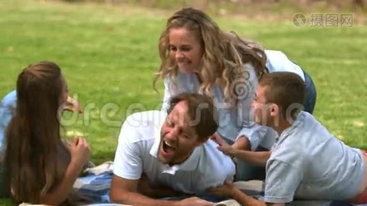 快乐的一家人一起在公园玩视频