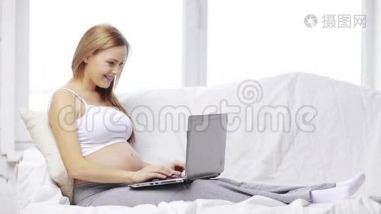 带手提电脑的孕妇视频
