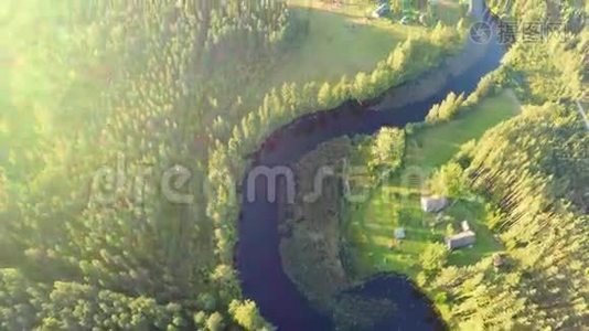 空中镜头。 秋天的森林和湖泊。视频