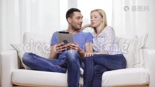 带着平板电脑在家的幸福夫妇微笑视频
